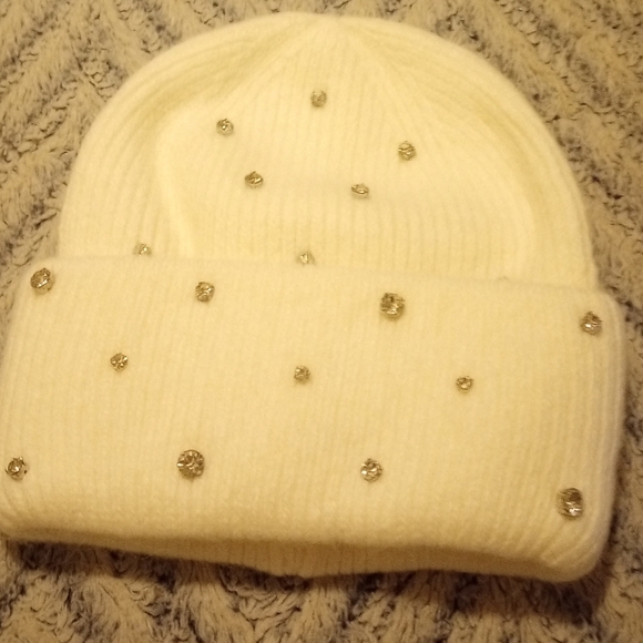 Elegant White Beanie with  Accents main image 4